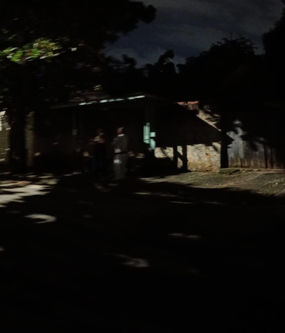 A escuridão coloca em risco a segurança de moradores, que precisam aguardar na escuridão da parada de ônibus