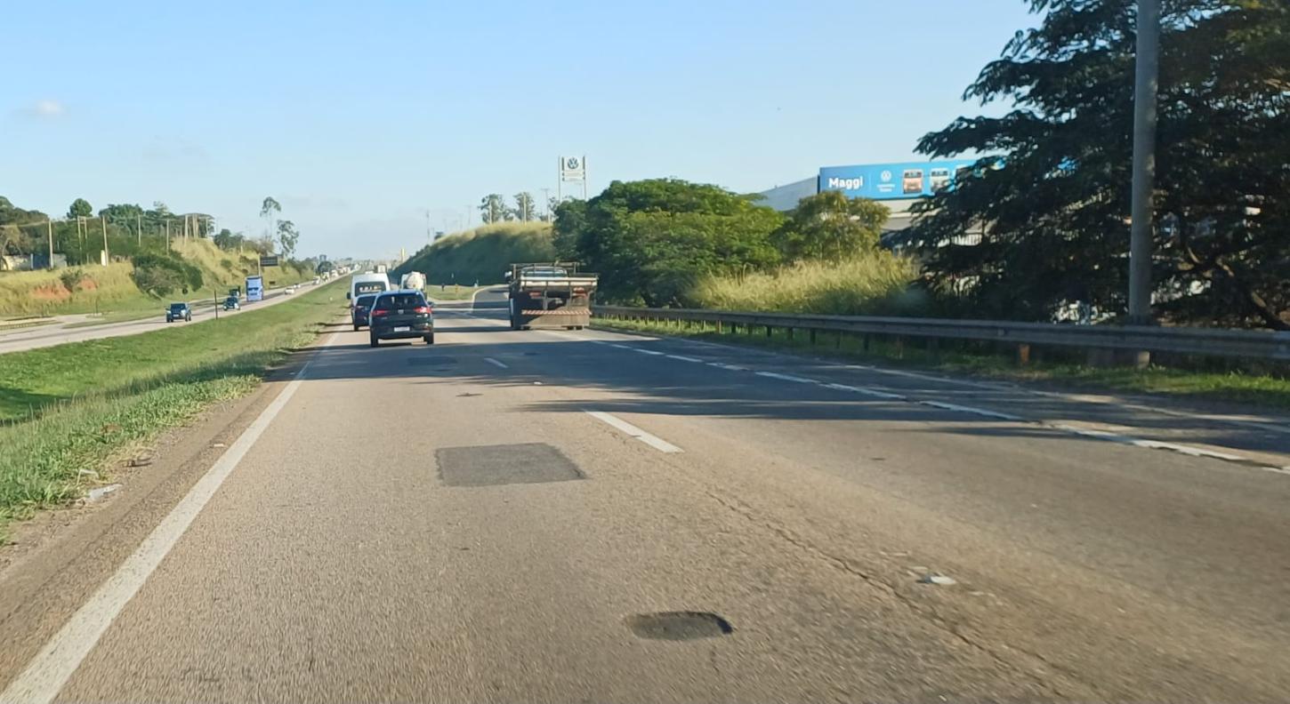 A rodovia está repleta de degraus, desníveis, colocando em risco os motoristas