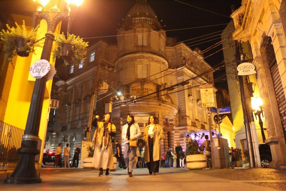 Música, dança e homenagem marcam início do Festival Santos Café