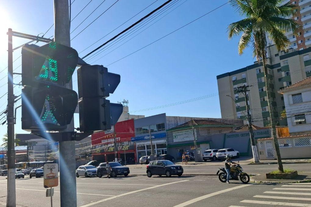 São Vicente instala semáforos para pedestres na Avenida Presidente Wilson