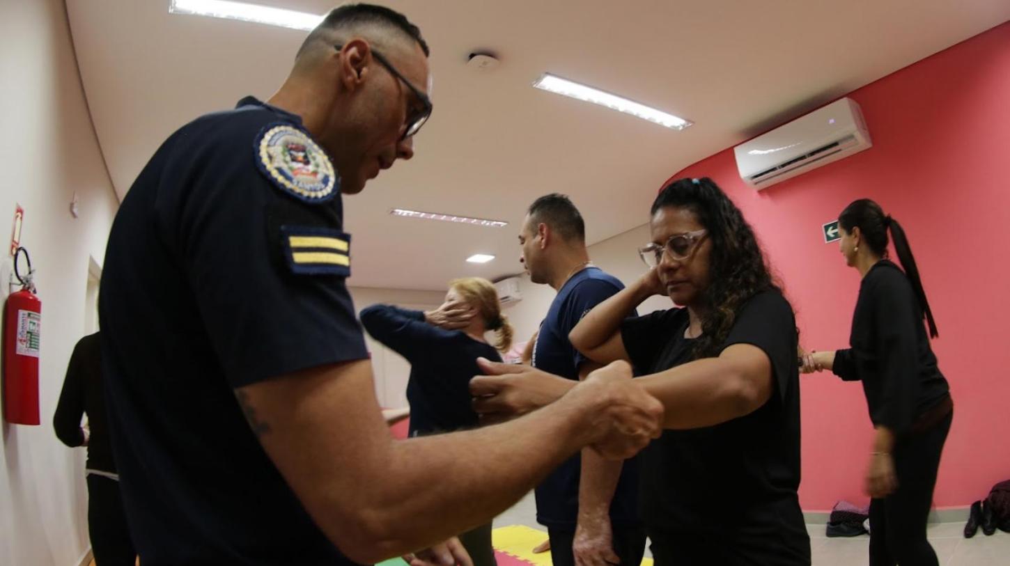 Alunas de diferentes idades aprendem defesa pessoal na Casa da Mulher de Santos