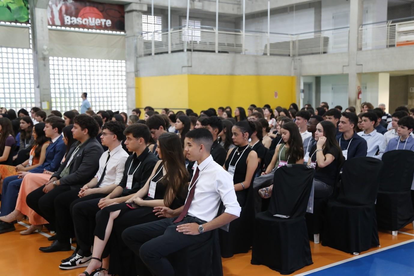 Estudantes debatem desafios globais em São José dos Campos