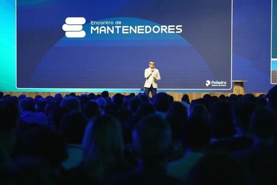 Poliedro promove reflexão sobre o futuro da educação 