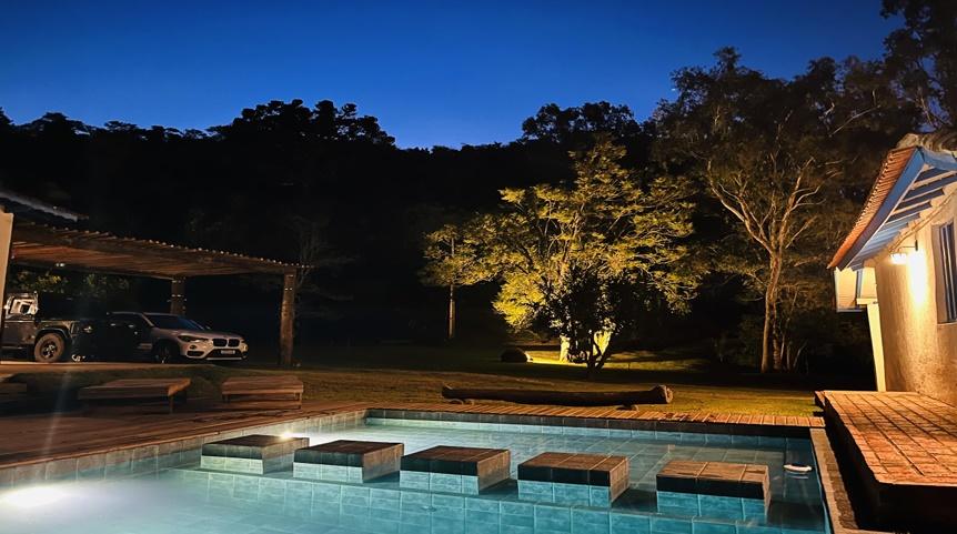 Piscina aquecida, tirolesa, entrada pavimentada com paralelepípedo e sistema de painéis solares.