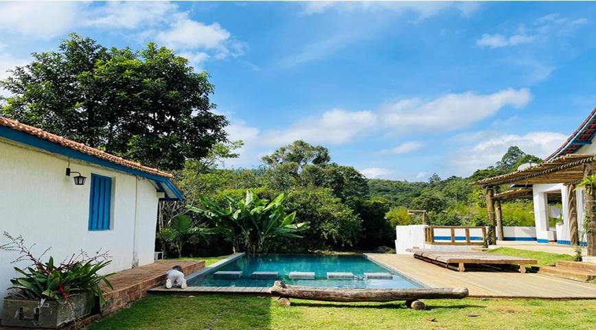 Piscina aquecida, tirolesa, entrada pavimentada com paralelepípedo e sistema de painéis solares.