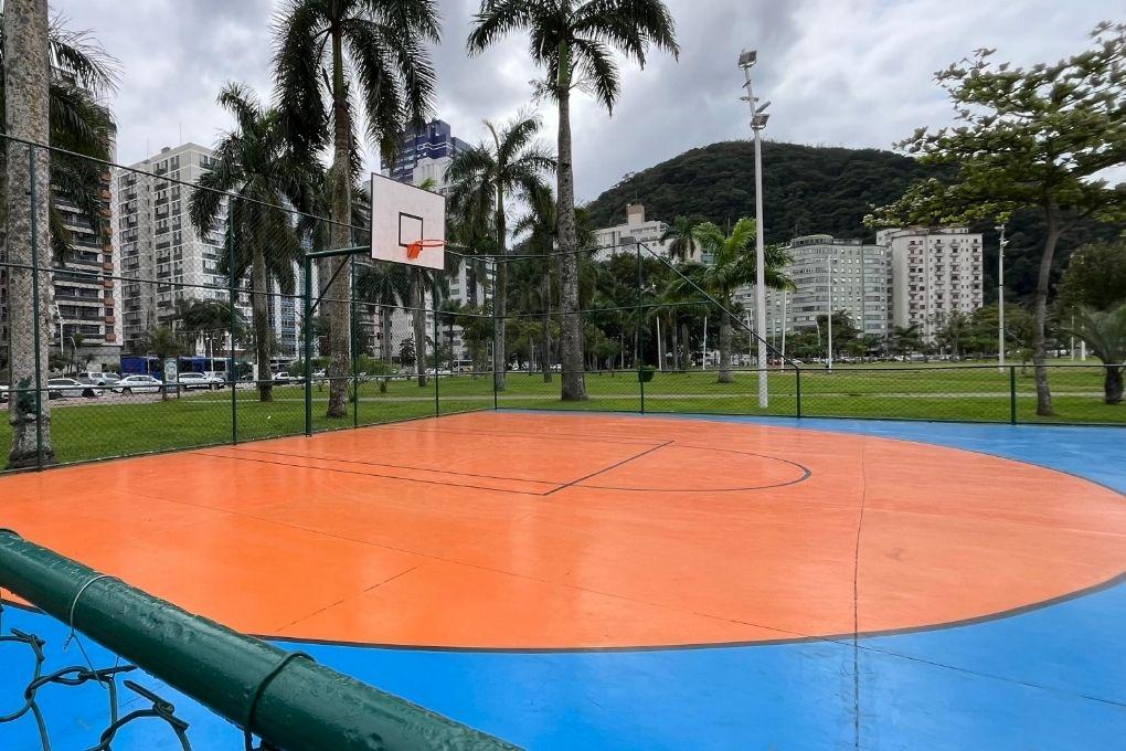 Quadra do Parque da Juventude ganha nova estrutura para jogos de basquete em São Vicente