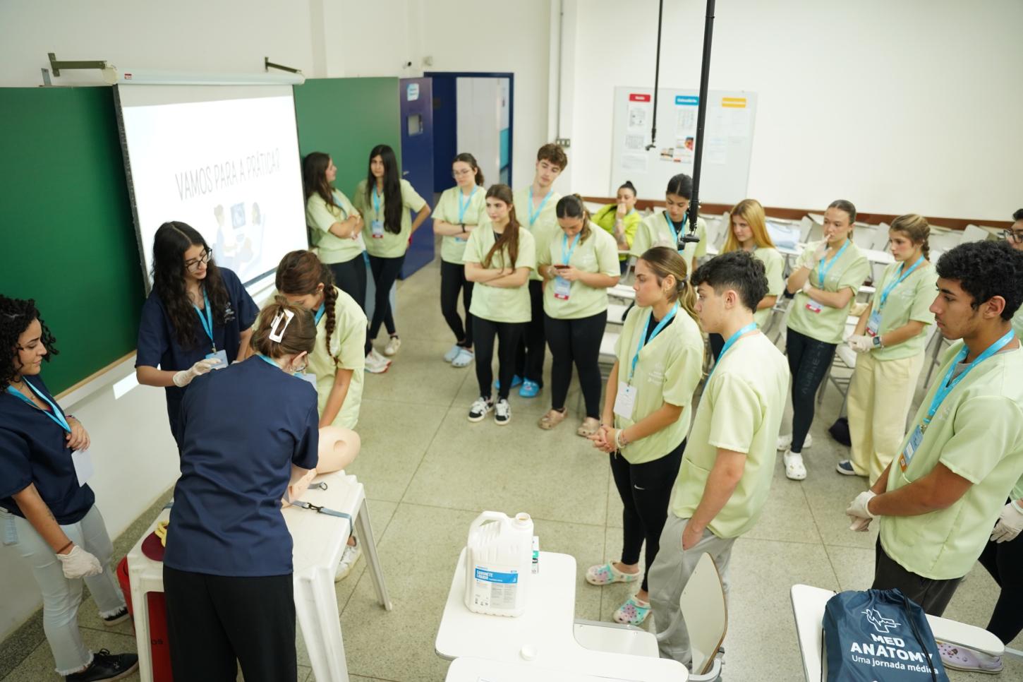 Estudantes vivenciam rotina hospitalar durante experiência de medicina em Campinas