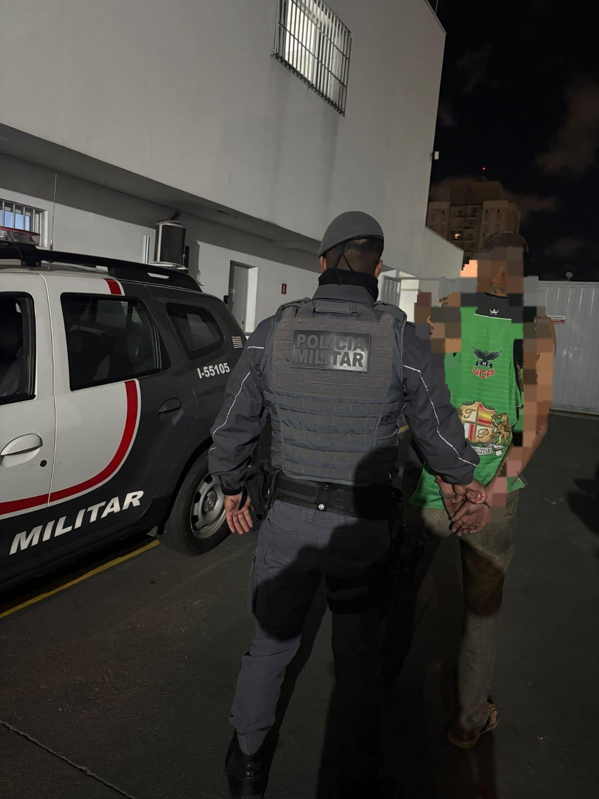 Homem é preso por roubo impróprio após invadir casa e ameaçar vizinho no Jardim Simus