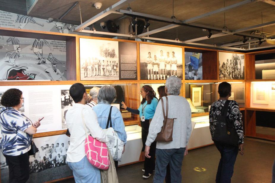 Idosos de Centros de Convivência de Santos visitam atrações históricas