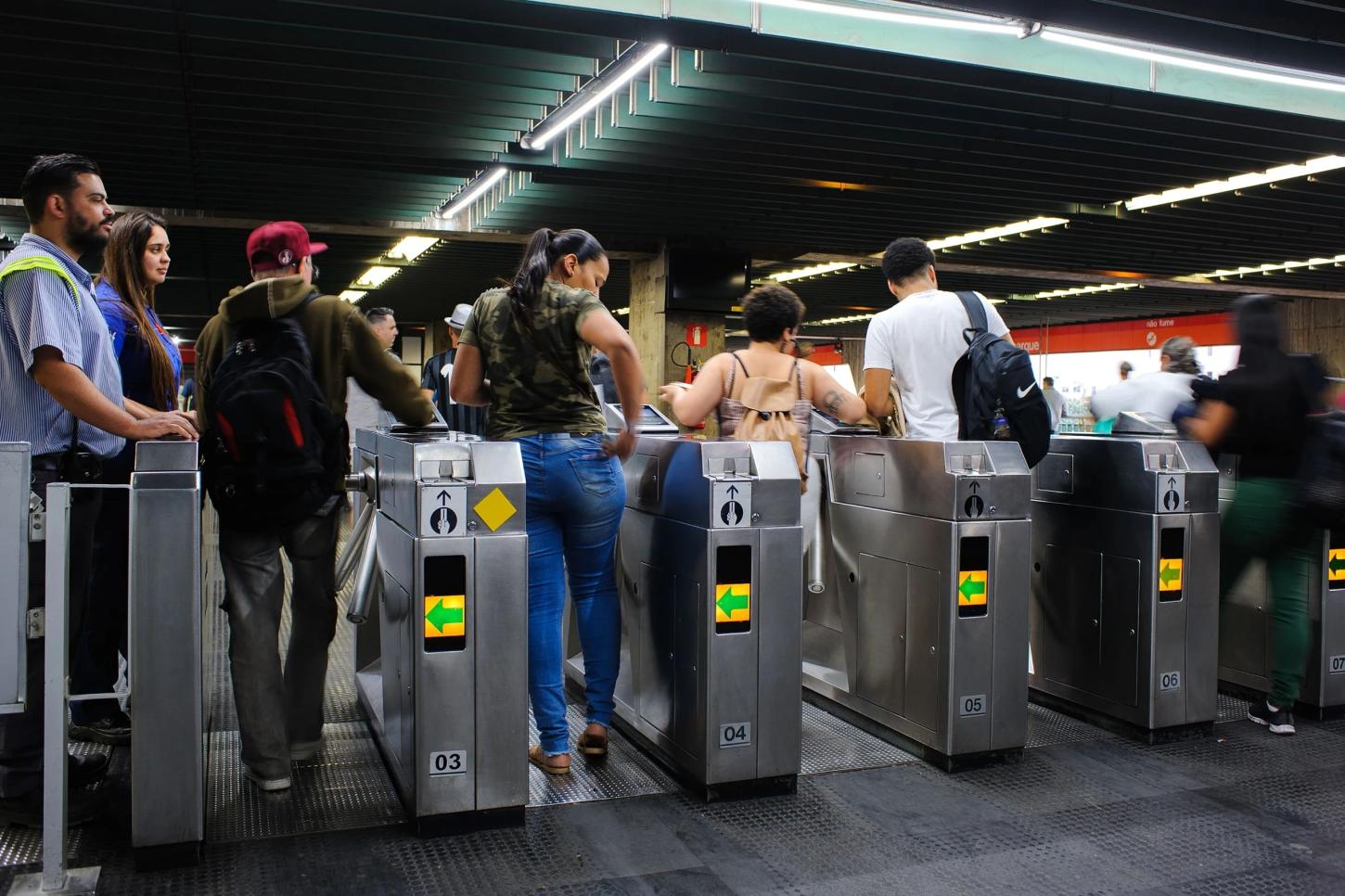 Metrô amplia pagamento por aproximação para todas as catracas das linhas 1-Azul, 2-Verde, 3-Vermelha e 15-Prata