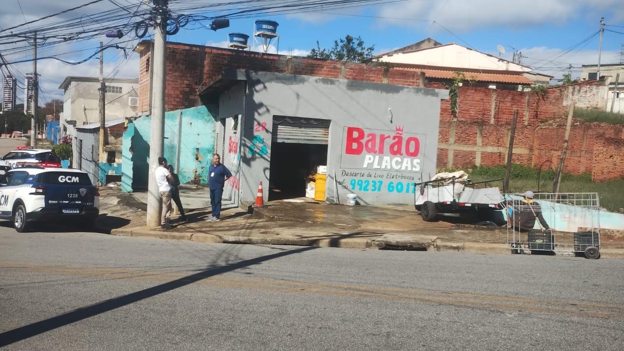 Operação Ferro-Velho interdita dois estabelecimentos irregulares na cidade