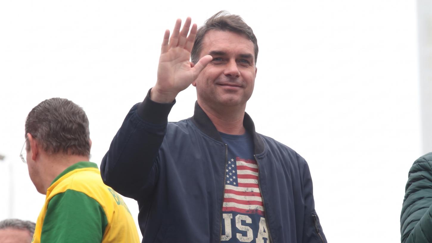 Após descumprir ordem do STF, Flávio Bolsonaro foge do Brasil e desembarca nos Estados Unidos
