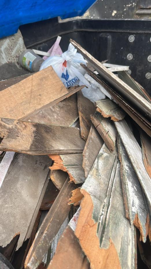 Comerciante é advertido por descarte irregular em contentor de Santos