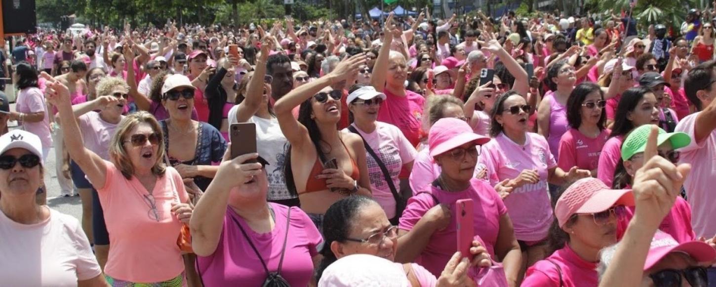 Santos reúne milhares de pessoas na caminhada do Outubro Rosa