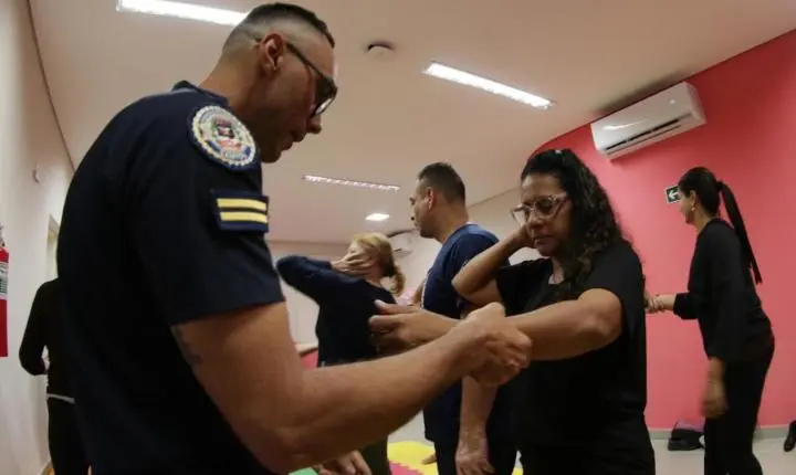 Alunas de diferentes idades aprendem defesa pessoal na Casa da Mulher de Santos