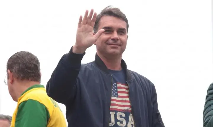 Após descumprir ordem do STF, Flávio Bolsonaro foge do Brasil e desembarca nos Estados Unidos