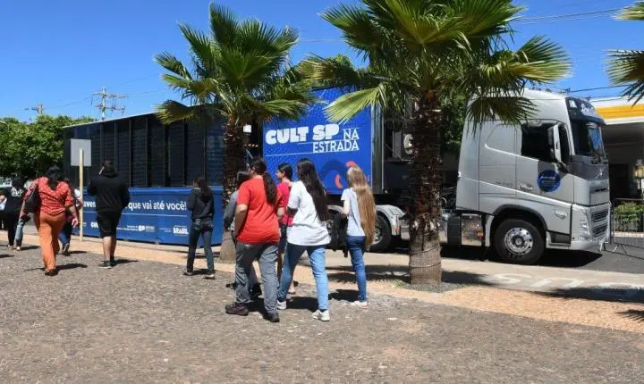 Carreta do Museu Catavento leva cultura e ciência para Santos