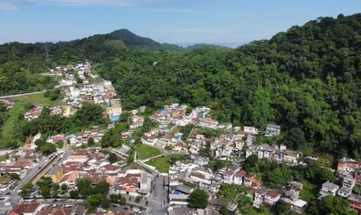 Começa a construção das escadas hidráulicas em morro de Santos
