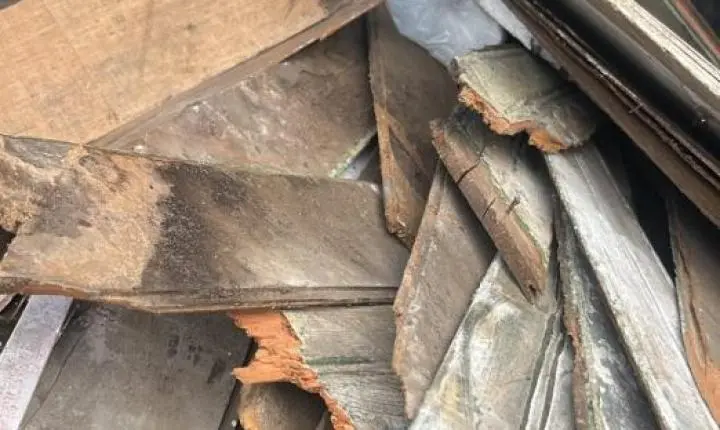 Comerciante é advertido por descarte irregular em contentor de Santos