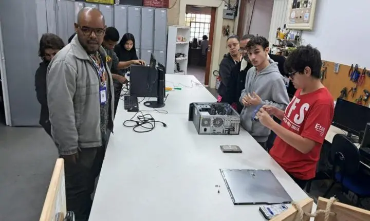Curso de Assistente de Tecnologia da Informação promove aula prática no Metareciclagem