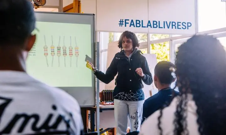 Curso gratuito da Prefeitura abre vagas com bolsa de R$ 838 para jovens terem especialização tecnológica nos Fab Labs