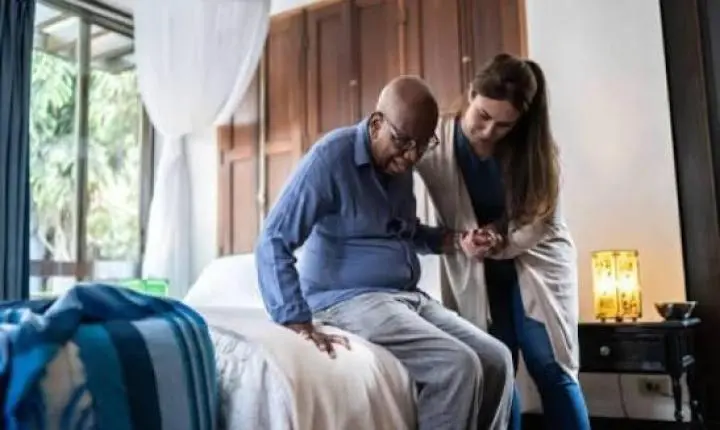 Em Santos, onde um em cada quatro moradores tem mais de 60 anos, cuidar do idoso em casa é questão de política pública.