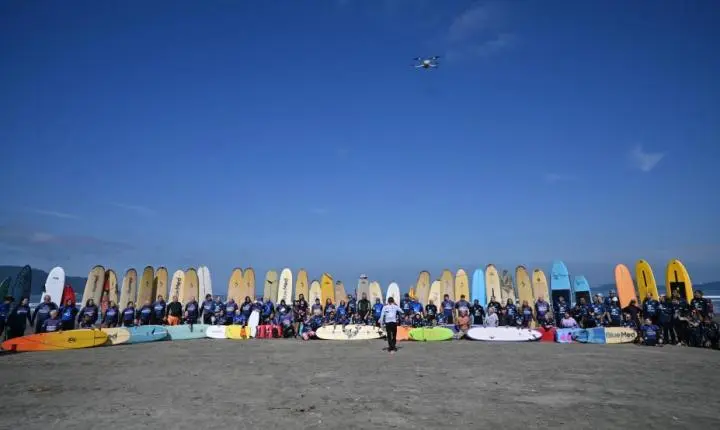 Escola Radical de Surfe celebra 35 anos de história, inclusão e transformação social em Santos