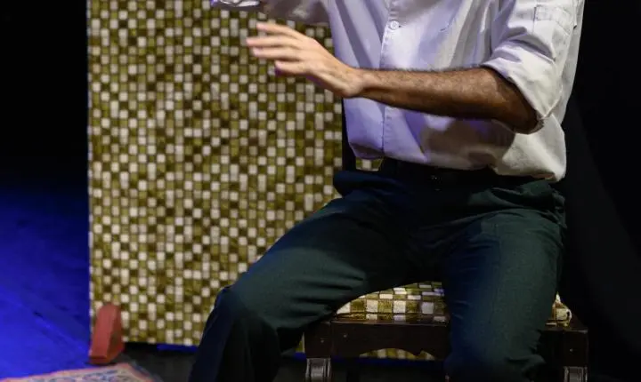 Espetáculo Experimentos do Invisível, que mistura mágica e teatro, faz sucesso no Sesc Pompeia