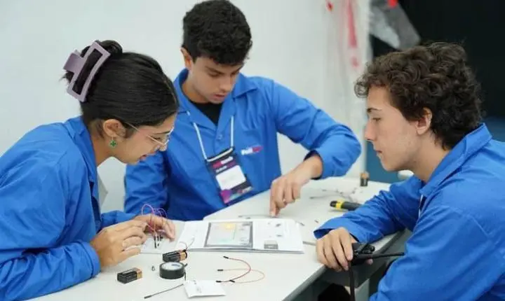 Estudantes transformam teoria em soluções reais e constroem cidade inteligente durante imersão