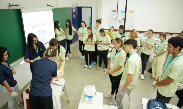 Estudantes vivenciam rotina hospitalar durante experiência de medicina em Campinas