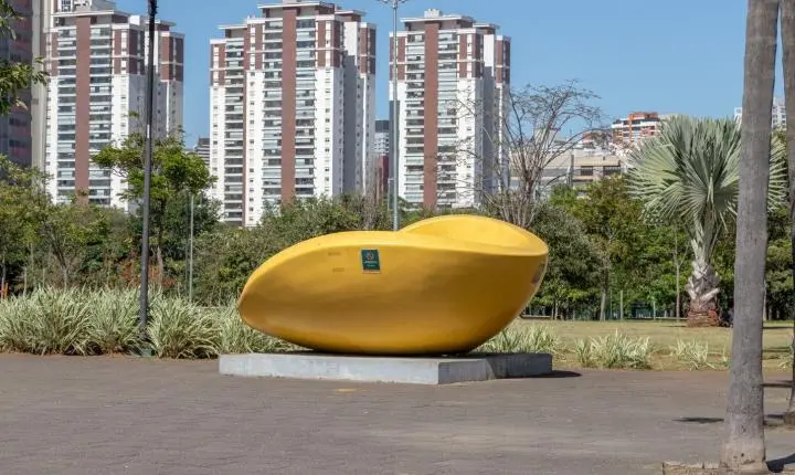 Jardim das Perdizes reúne esculturas de Tomie Ohtake, Bia Dória e Daisy Nasser em percurso de arte contemporânea