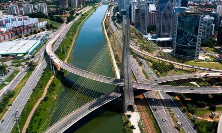 Limpeza do Pinheiros ganha reforços com novas embarcações e aumento de até 20% na coleta do lixo flutuante