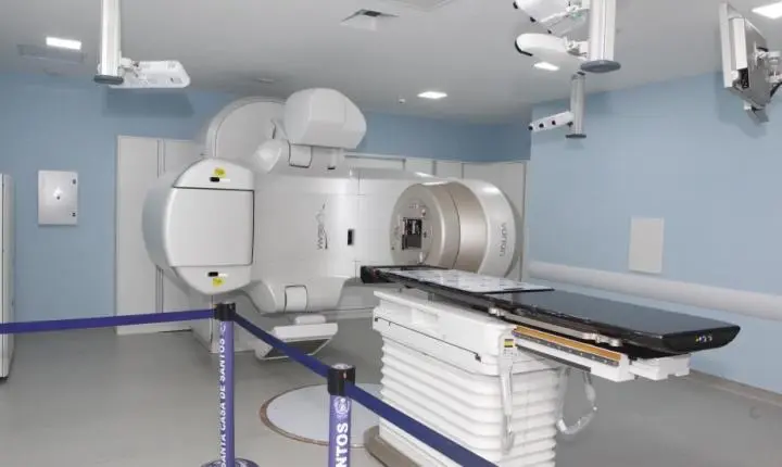 Novo equipamento em Santos vai dobrar tratamento com radioterapia