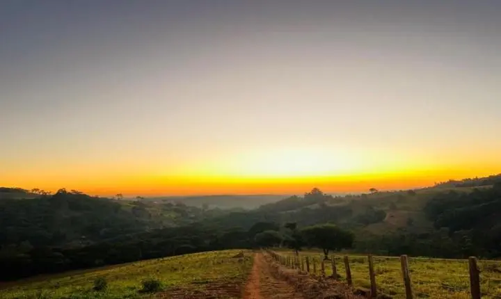 O Refúgio Perfeito nas Alturas: Sítio de 17 Hectares em Tapiraí une Natureza Intocada, História e Alto Padrão