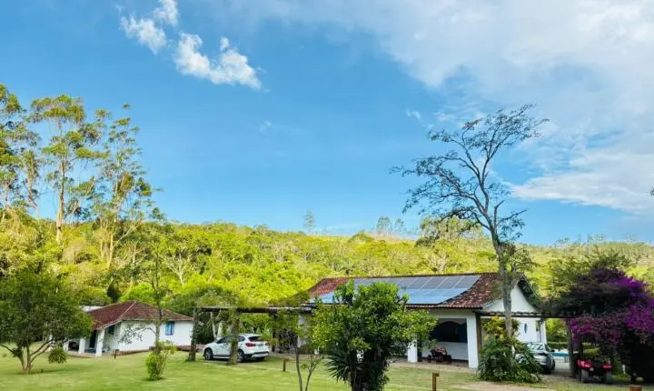 O Refúgio Perfeito nas Alturas: Sítio de 17 Hectares em Tapiraí une Natureza Intocada, História e Alto Padrão