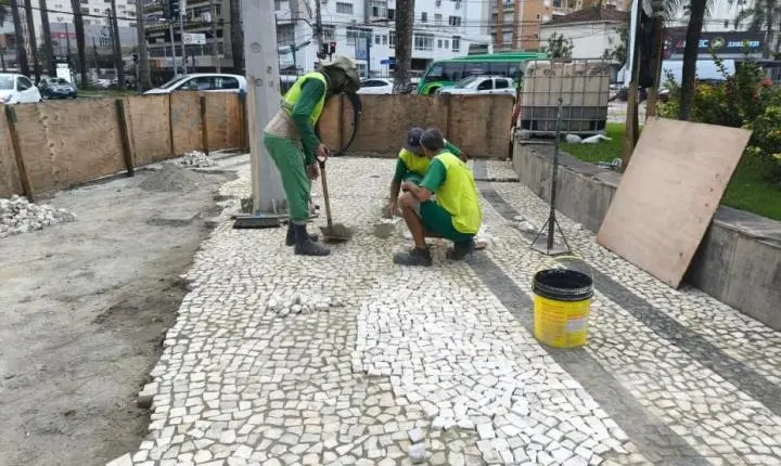 Obras na Praça da Independência, em Santos, avançam com apoio do Patrimônio Histórico
