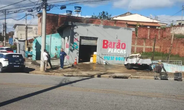 Operação Ferro-Velho interdita dois estabelecimentos irregulares na cidade