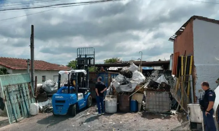 Operação Ferro-Velho interdita estabelecimento irregular no bairro Cajuru do Sul