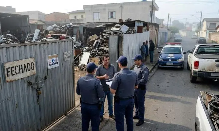 Operação Ferro-Velho interdita estabelecimento irregular no Jardim Nogueira