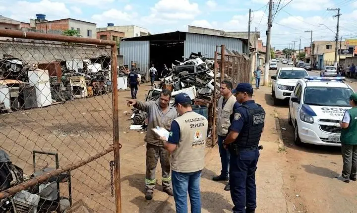 Operação Ferro-Velho interdita três estabelecimentos irregulares no Parque Vitória Régia