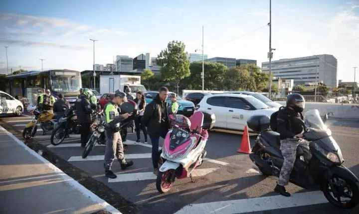 PM intensifica abordagens a motociclistas em operação contra roubos e furtos de veículos em SP