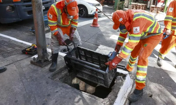 Prefeitura reforça combate a enchentes com ‘bueiros ecológicos’ para evitar obstrução das galerias