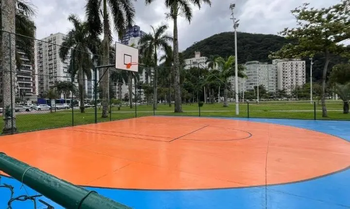 Quadra do Parque da Juventude ganha nova estrutura para jogos de basquete em São Vicente